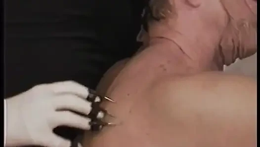 Sexy raven spielt mit boytoy mit verbundenen augen