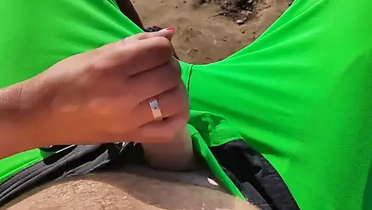 Рискованная дрочка от сводной сестры юной на пляже на улице. Чуть не застукали полицией