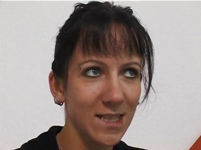 Anika (26) pokazuje svoju lijepu malu pičkicu