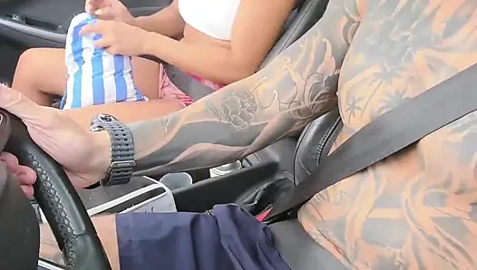 Üvey Kız Kardeşimle Seyahat Ediyorum, Bikinisini Giyiyor Ve Yolda Poposundan Sikiyorum