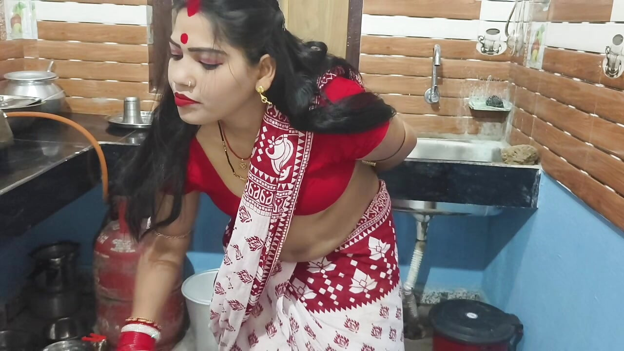 Beautiful Bengali bhabhi enjoy holi special with her neighbours applied lot of colors in hindi