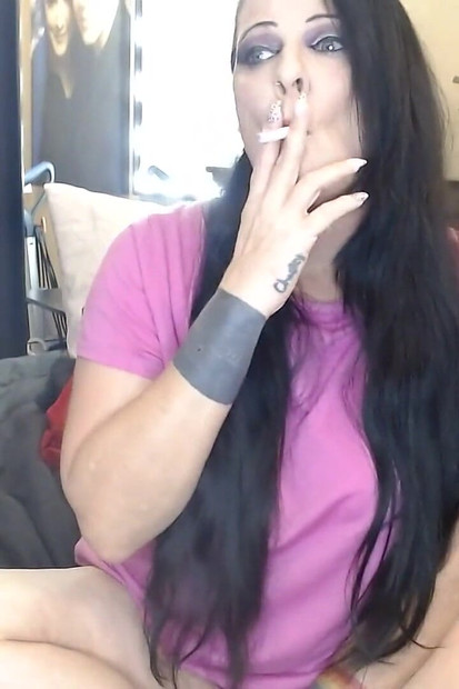 Anna Merokok dan Bercakap Kecil