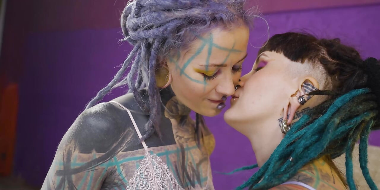 紋身另類青少年在火熱的FFM三人行中分享雞巴
