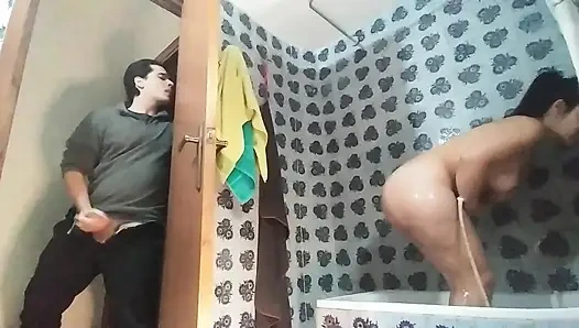 Dicker arsch, stiefschwester im badezimmer gefickt