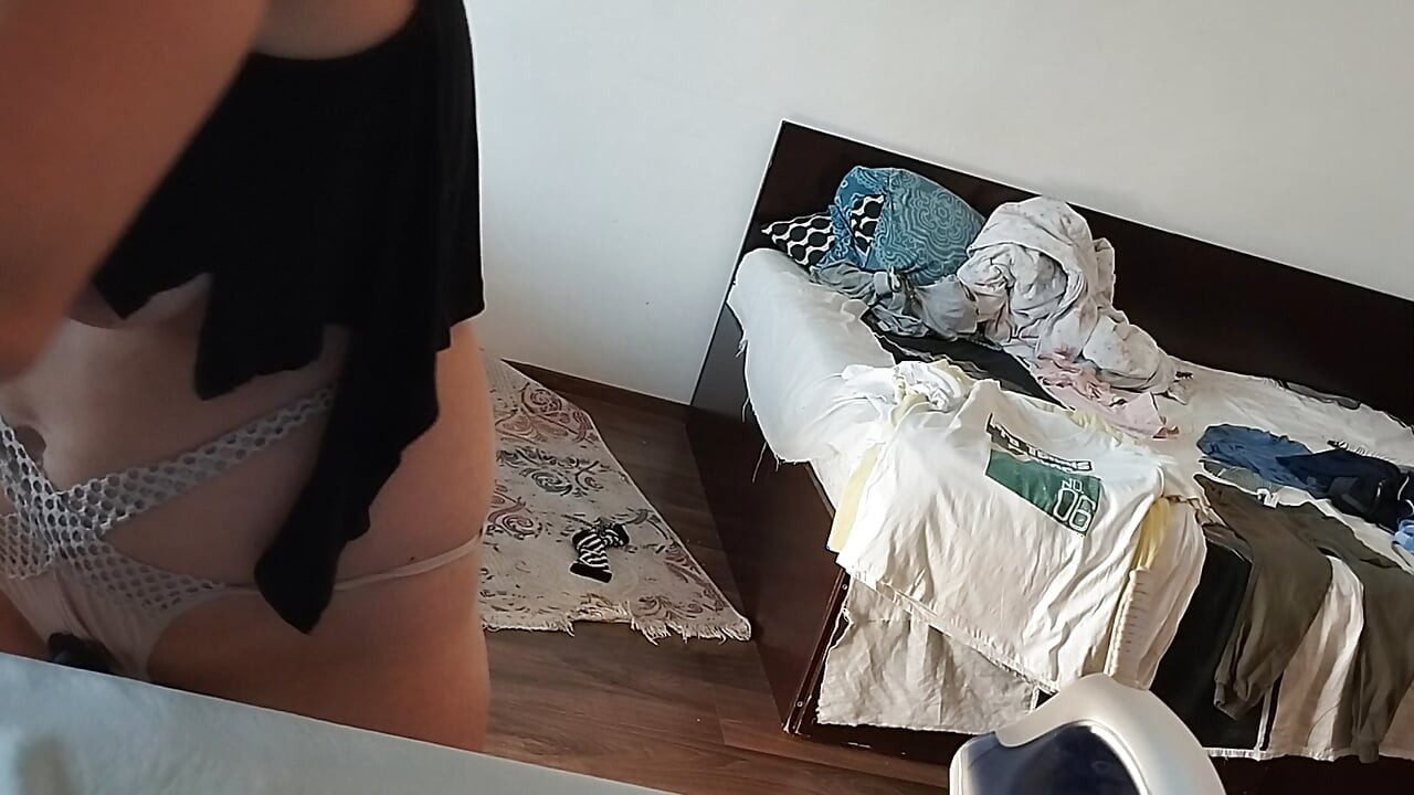 Sexy wife doing housework naked. Cum on wife's big ass. Hot foreplay with a couple, massage with oil s