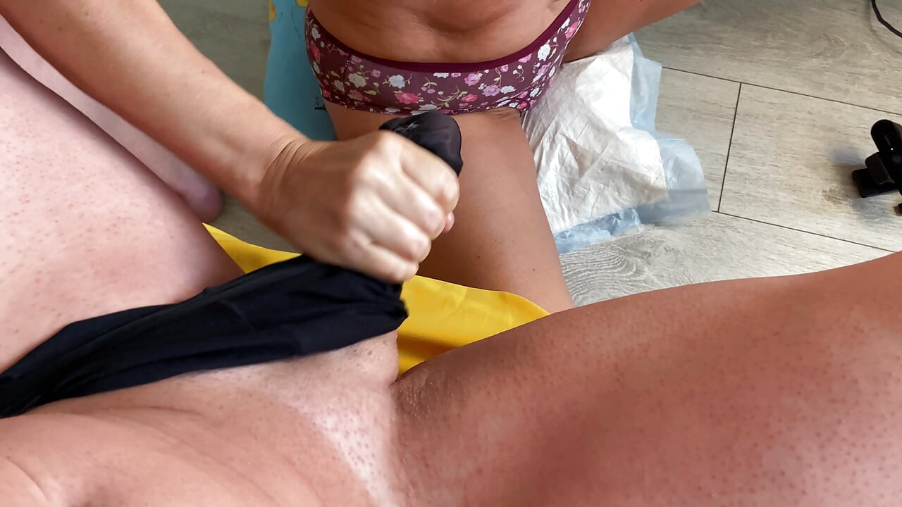 Milf cougar domina aftrekken klaarkomen in spandex.