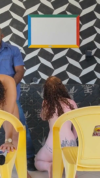 Educador toma medidas avançadas para o ensino fundamental na vida da estudante | Clipe 2