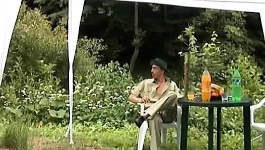 Açık havada seansta deliğini siktirmeyi seven Alman bebek