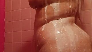 Midnytebbw BBW Latina nimmt nach einem langen Arbeitstag allein die Dusche