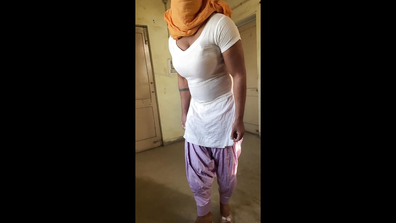 Desi transvestit s velikim sisama u salwar odijelu bhabhi