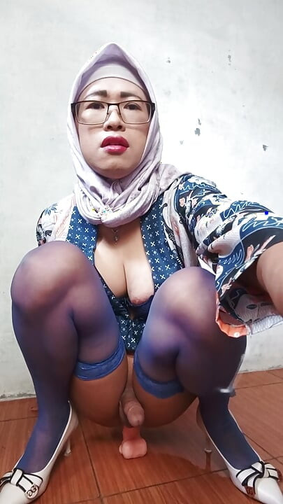 Hijab Shemales with Big Dicks Dildo Masturbate Until She Cum