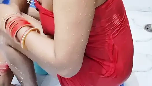 Hintli ateşli yenge banyo yapıyor