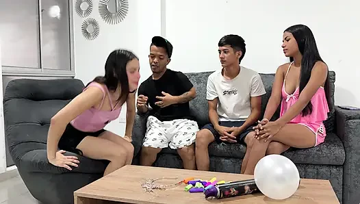 Permainan terangsang dengan teman-temanku tidak terkendali dan kami akhirnya mengalami foursome yang kuat. Anda tidak akan membayangkan seberapa kaya dia!
