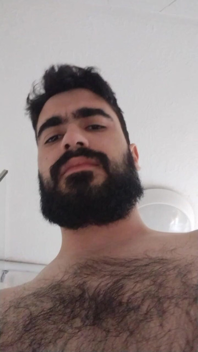 BÜYÜK ERKEK KARDEŞ U'YA TÜKÜRÜYOR
