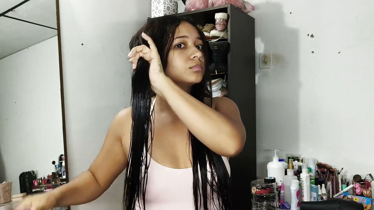 Pagpapatuyo at Pagsuklay ng Aking Mahabang Buhok