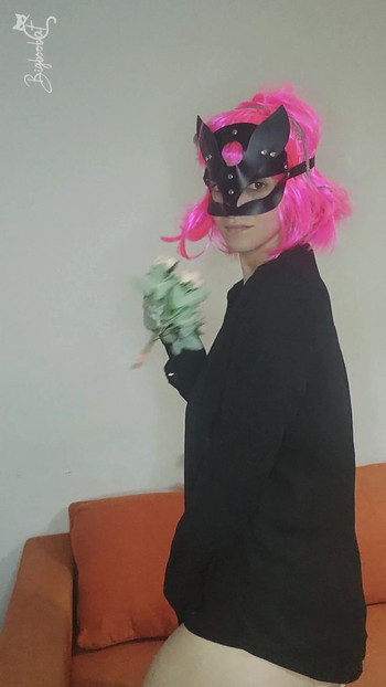 Ressentez mon excitation avec mon masque de chat et mes seins naturels