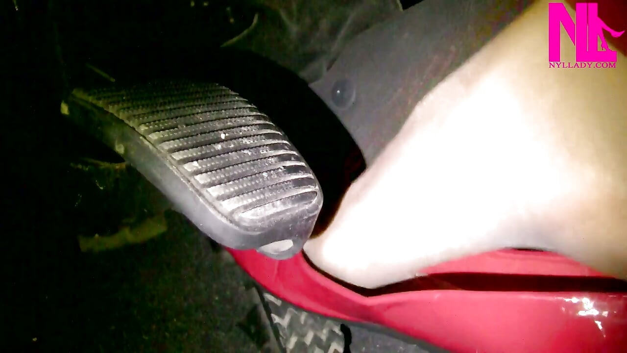 Pedal ringan dan lambat memompa di flat paten merah dan celana panjang merah