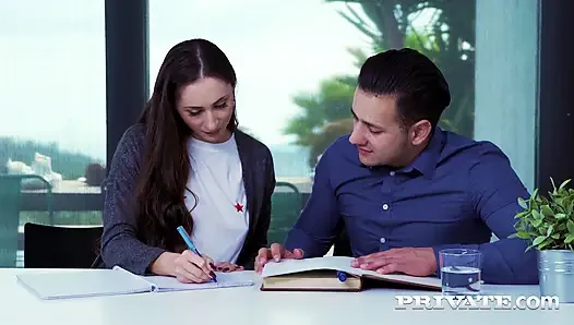Aruna Aghora wechselt glücklich von französisch zu anal
