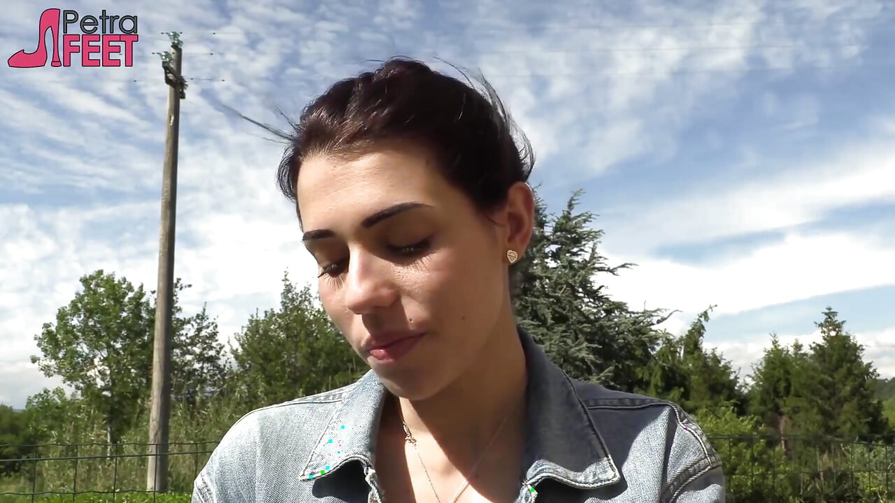 Petra gosta de fumar seus ciggaretes ao ar livre