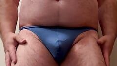 Anal steve neckt mit einem blauen g-string mit viel dirtytalk darüber, precum und sperma zu essen und deinen saftigen schwanz zu lutschen