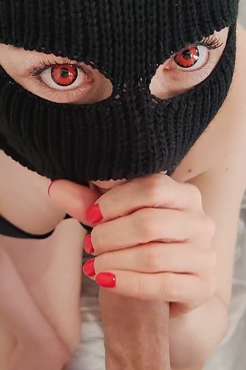 彼女は飢えた悪魔のように膝をついた - 情熱的なフェラチオと貪欲な精液の飲み込み