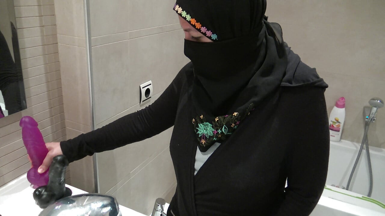 Algerian maid in Marseille lets me fuck her deep in her pussy