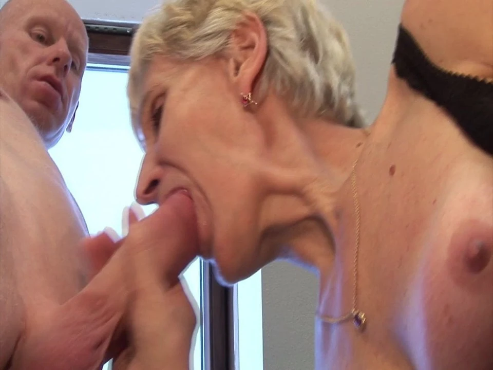 Oma wurde beim Masturbieren in der Küche erwischt!