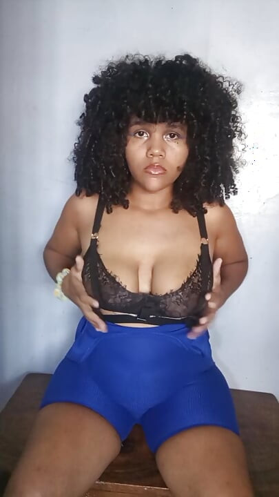 Milf cachonda en lencería se toca hasta que se corre