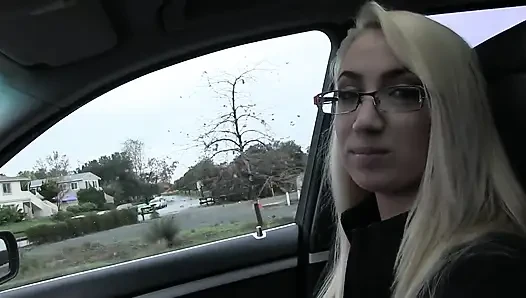 Amatir pirang dan pria beruntung melakukan seks yang intens