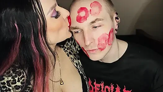Ciuman Agresif Lengket Ke Seluruh Wajah Pria Dengan Lipstik Merah