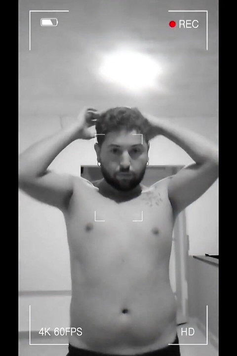 Priredio sam zabavu s izloženim prijateljima i za njih.