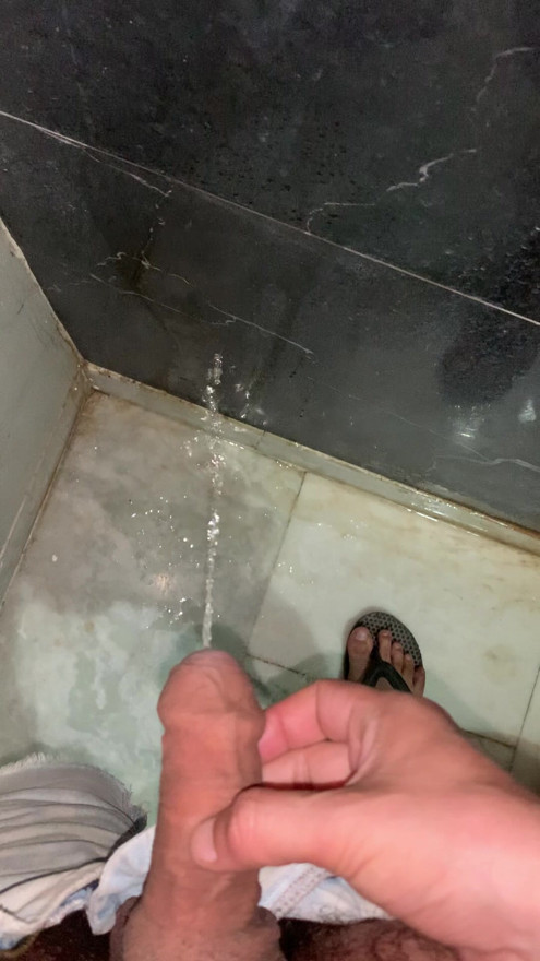 Pissaaminen kylpyhuoneeseen - Kinky Fantasies