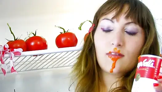 Tamamen edepsiz kaltak - sadece yemek yerken sikişmeyi düşünüyor