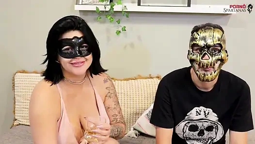 Heiße milf nimmt streberin, jungfräulichkeit