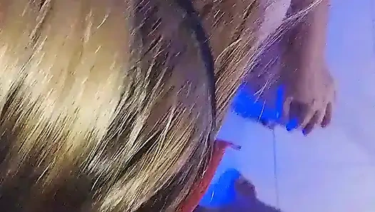 Bugün tam olarak ne yaptı, yarakını sapına yumruklayan bu iki iyi donanımlı kızı alırken