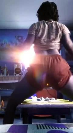 Danse de la salope gabonaise de 18 ans