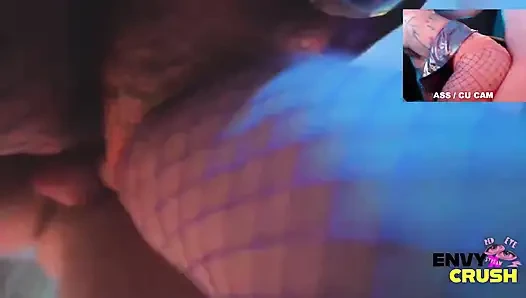 Fileli oyuncu kız dizlerinin üstüne çıkıyor