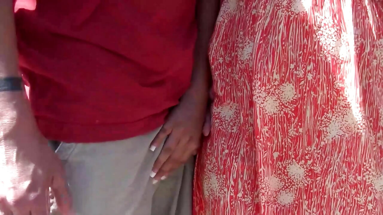 Teenie-schätzchen Nimmt Intensives Interracial Hämmern Auf Dem Bett