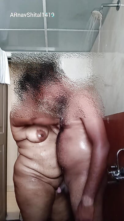 עושה אמבטיה רמנטית עם הבהבי השמנמנה שלי
