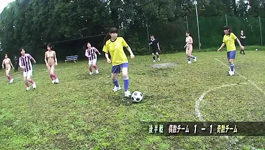 Die haarige muschi des japanischen fußball-schätzchen wird hart geknallt - riesige creampie-explosion!