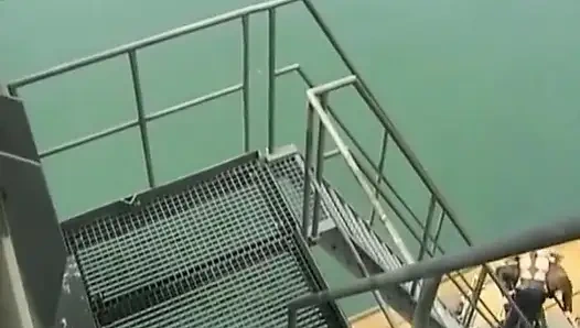 Alman genç kız yaramaz motorcuyla eğleniyor