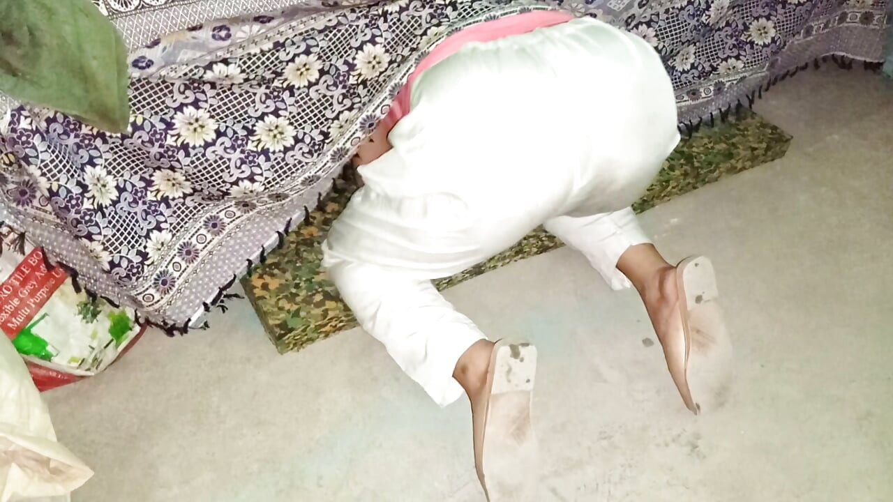 Η υπηρέτρια μου κόλλησε και γαμήθηκε