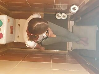 Anastasia meesteres neukt Sasha Earth slaaf met voorbinddildo in het toilet, filmend in camera's op het plafond