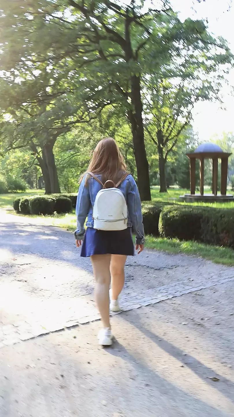 PRIVIND UN VOYEUR SEXY CARE ÎȘI MASTURBEAZĂ PIZDA ÎN PARC
