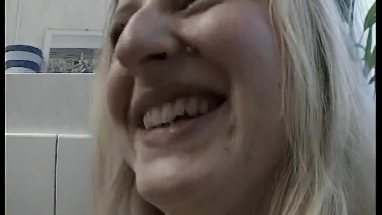 Loira gata esguicha leite enquanto dedilha para orgasmo explosivo