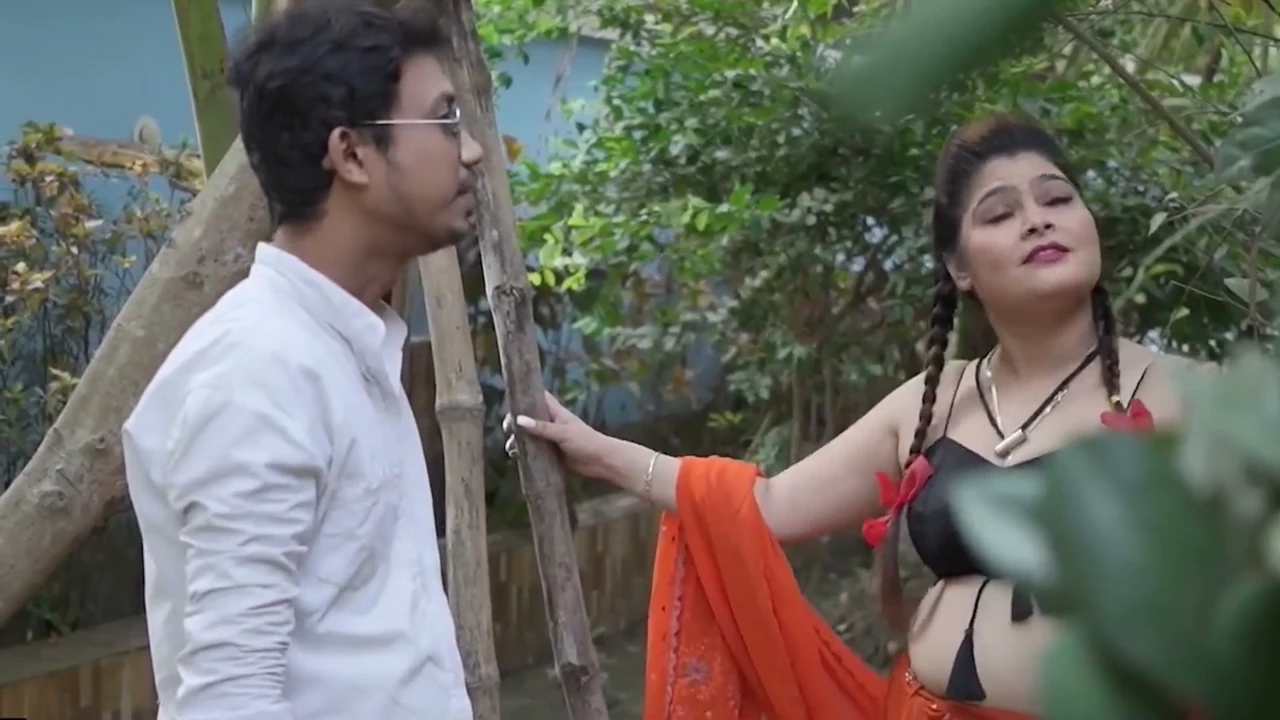 Pados ki Chachi ko daaru pila ke choda