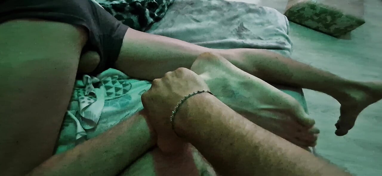 巨大的头和厚度的怪物鸡巴不会进入嘴里, 但非常渴望射精