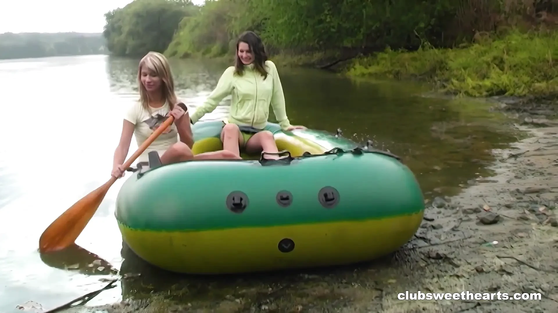 Aksi lesbian dengan perahu karet (remaster)