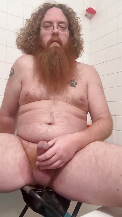 Prysznic sikania przed prawdziwym prysznicem