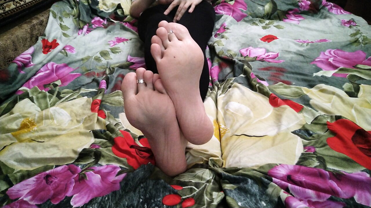 Ilandis masturbates and shows legs and soles in leggings, feet shaking with pleasure